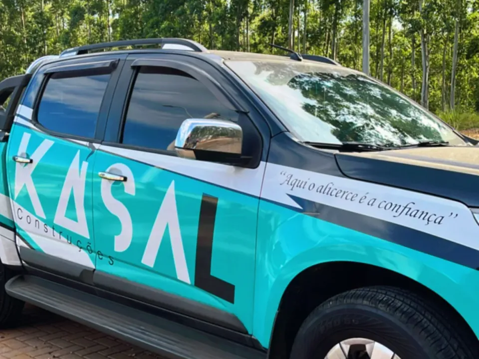 Carro adesivado da Kasal Construções