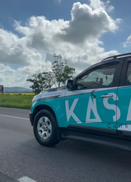 Carro adesivado da Kasal Construções em atendimento externo