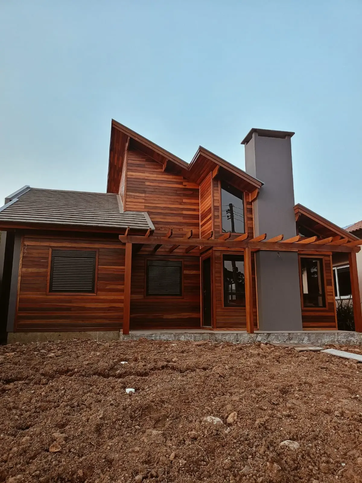 Casa de madeira concluída com fachada em madeira