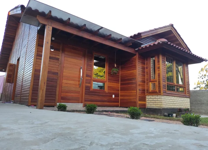 Casa de madeira com varanda e acabamento acolhedor