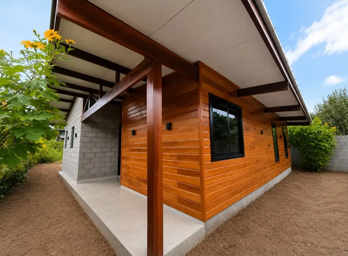 Casa de madeira pronta com varanda e acabamento natural