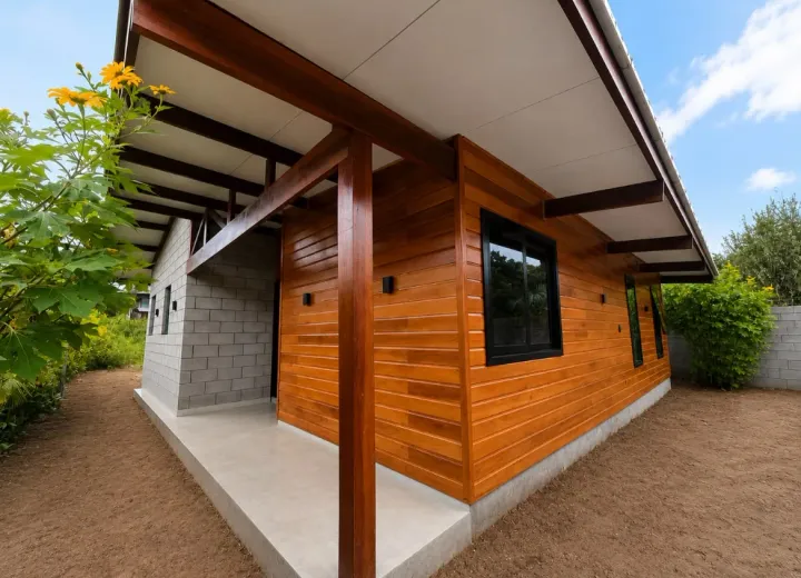 Casa de madeira com fachada ampla e luz natural