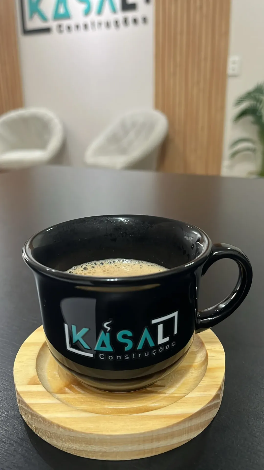 Xícara da Kasal no espaço de atendimento